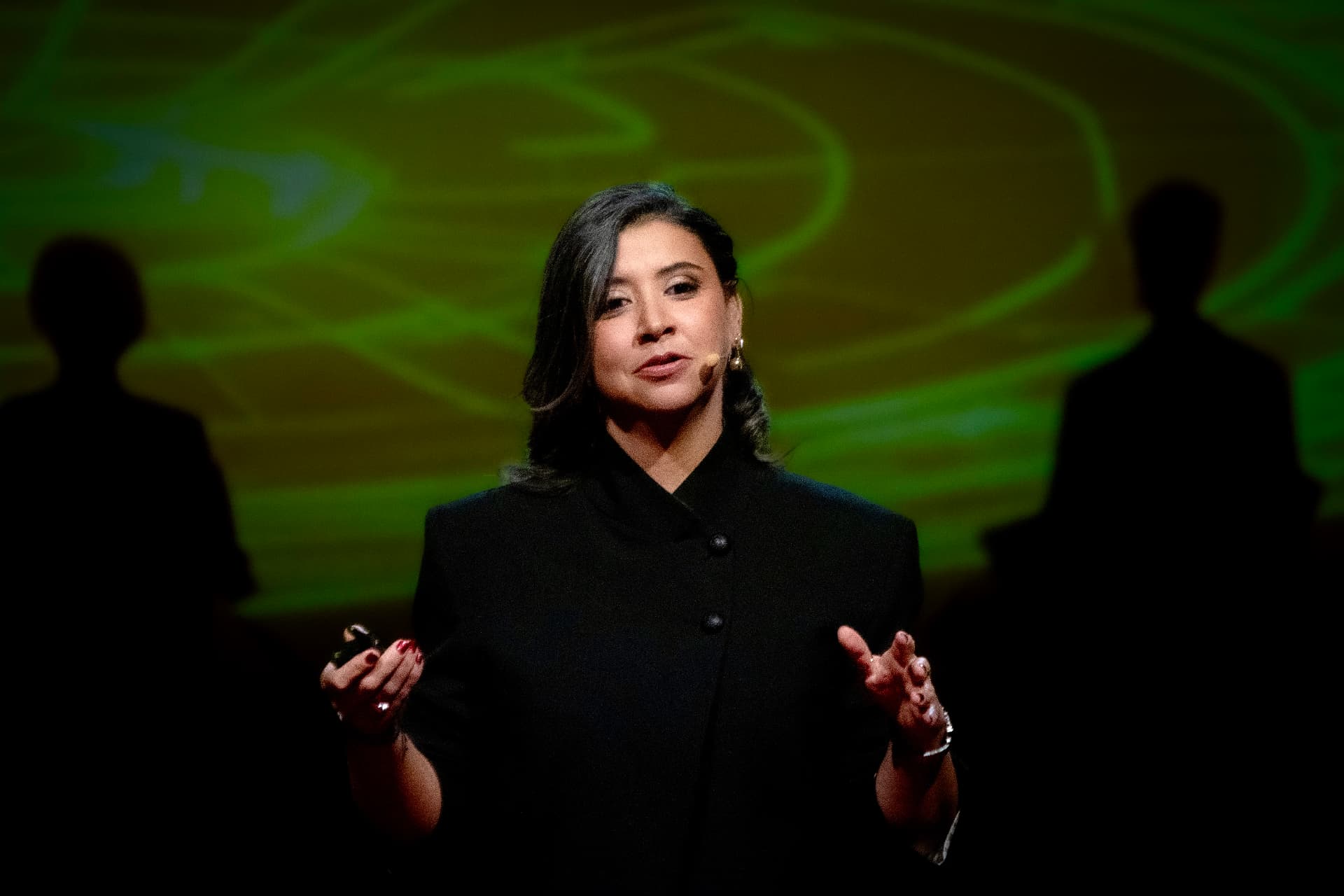 Marcela Ledezma dando una charla TEDx