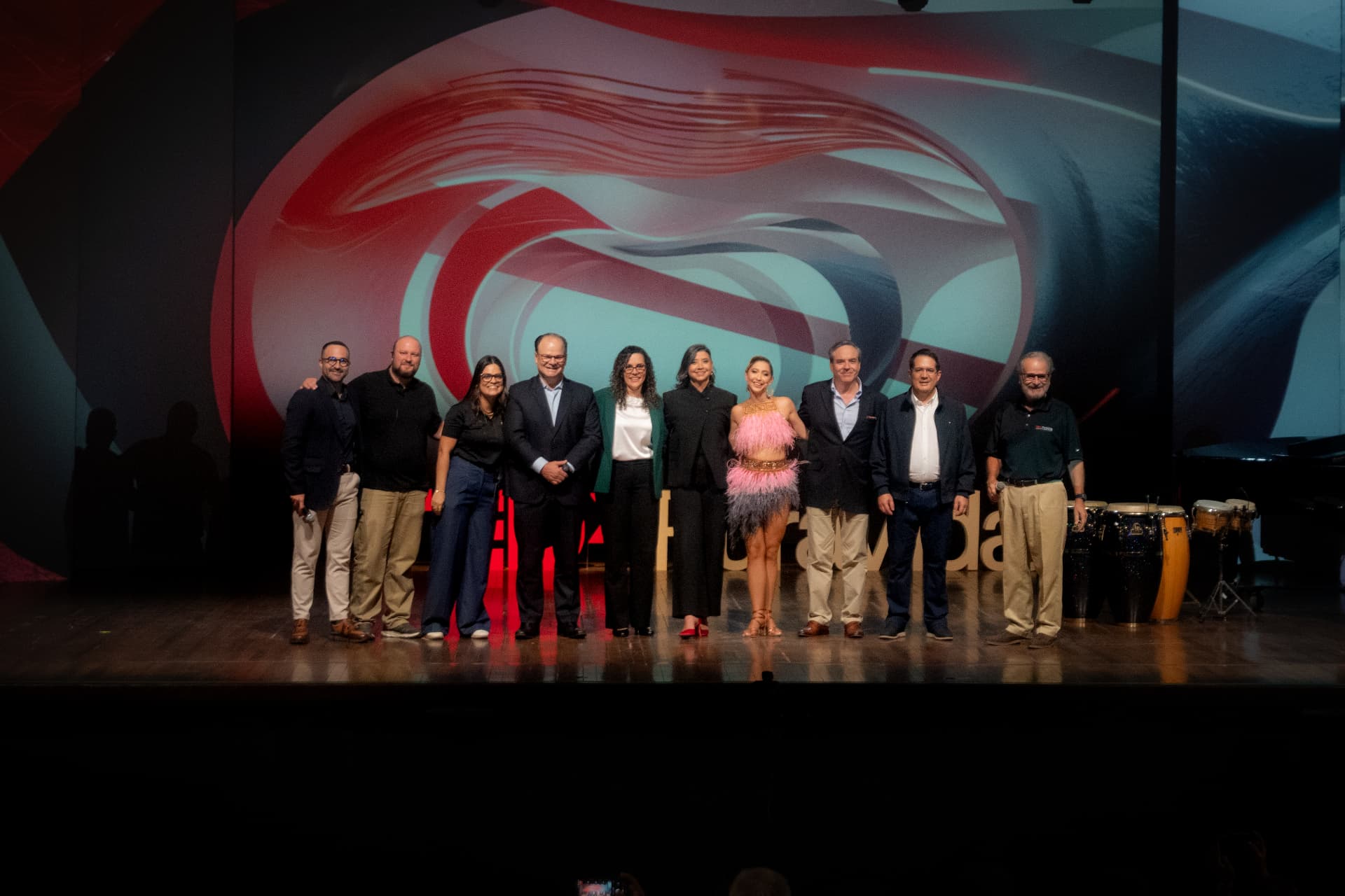 Speakers de TEDxPuraVida en el escenario